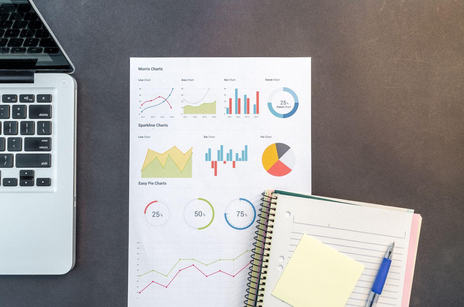 Dizüstü bilgisayar ekranında grafik ve tablo verileriyle finansal analiz